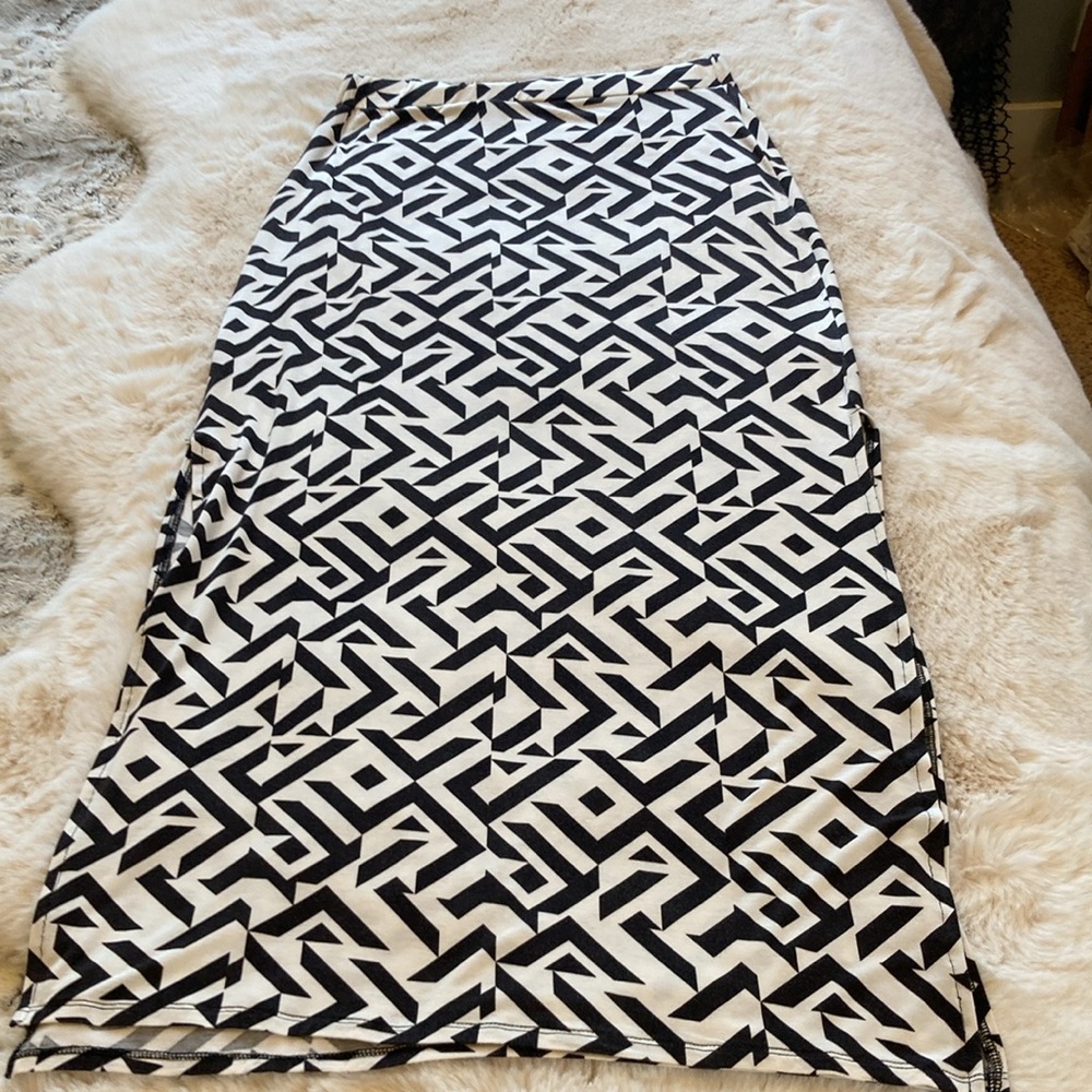 Romeo & Juliet Aztec print maxi skirt. Size Medium. - Picture 3 of 11